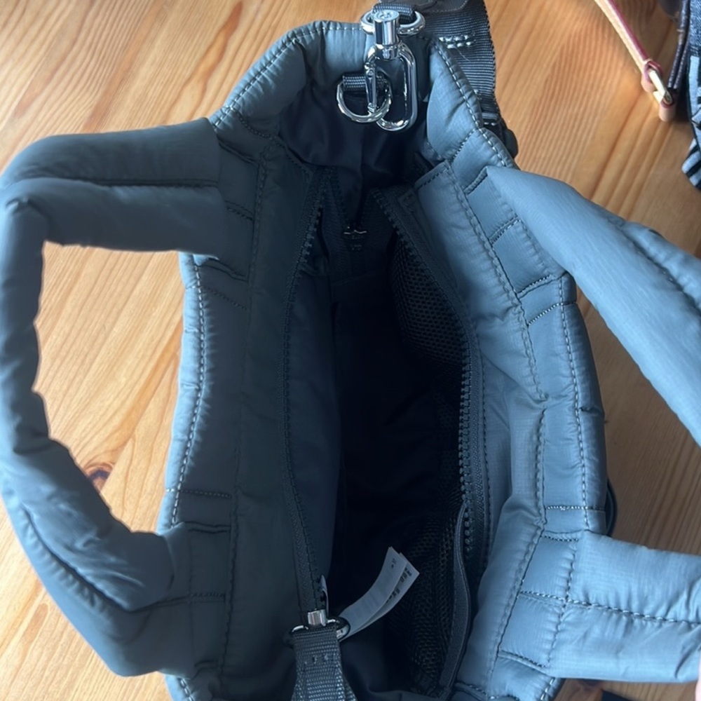 Lululemon ( RETIRED )Quilted Crossbody Bag, sage green - Picture 3 of 4